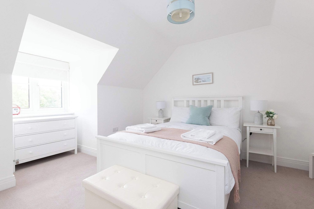 Modern Family Retreat Nr Beaches and Marina
