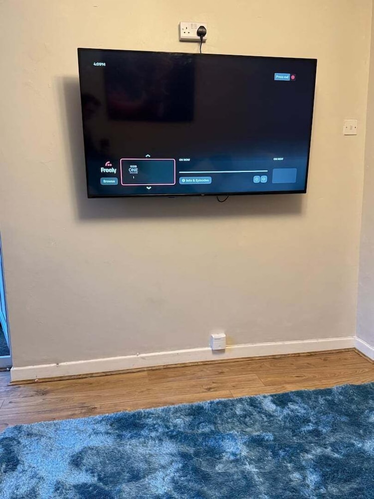 Spacious 2BR House With Sofa Bed & Parkin