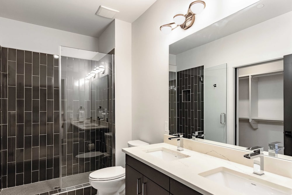 Sleeps 24 4 Modern Midtown Apartments w/ Gym + Pool Walkable to Shops & Eats