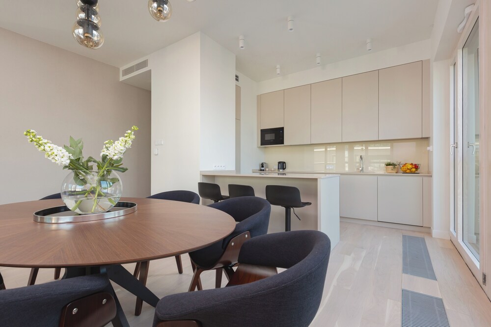 Luxury Suite by Renters Prestige view 5