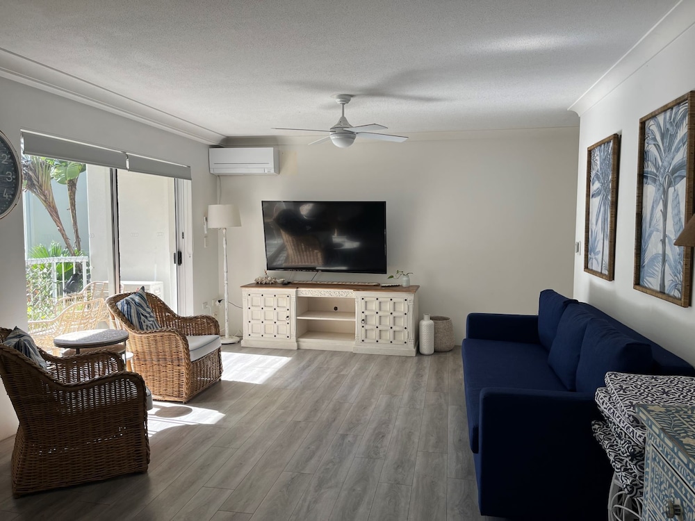 Cosy Central Burleigh Getaway