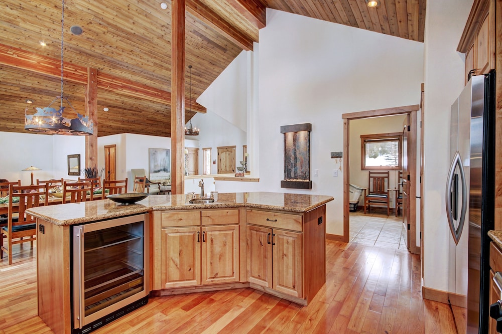Pine Needle Lodge 5 Bedroom Home by RedAwning