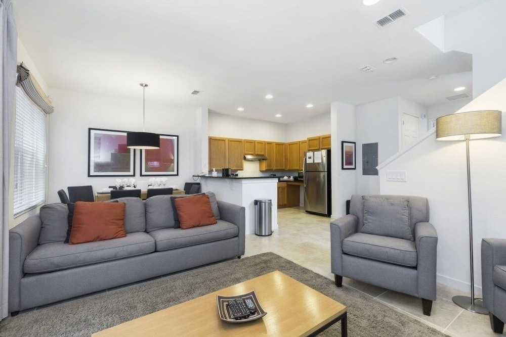 Regal Oaks Townhome: Pool, Hot Tub & Near Disney 3 Bedroom Townhouse