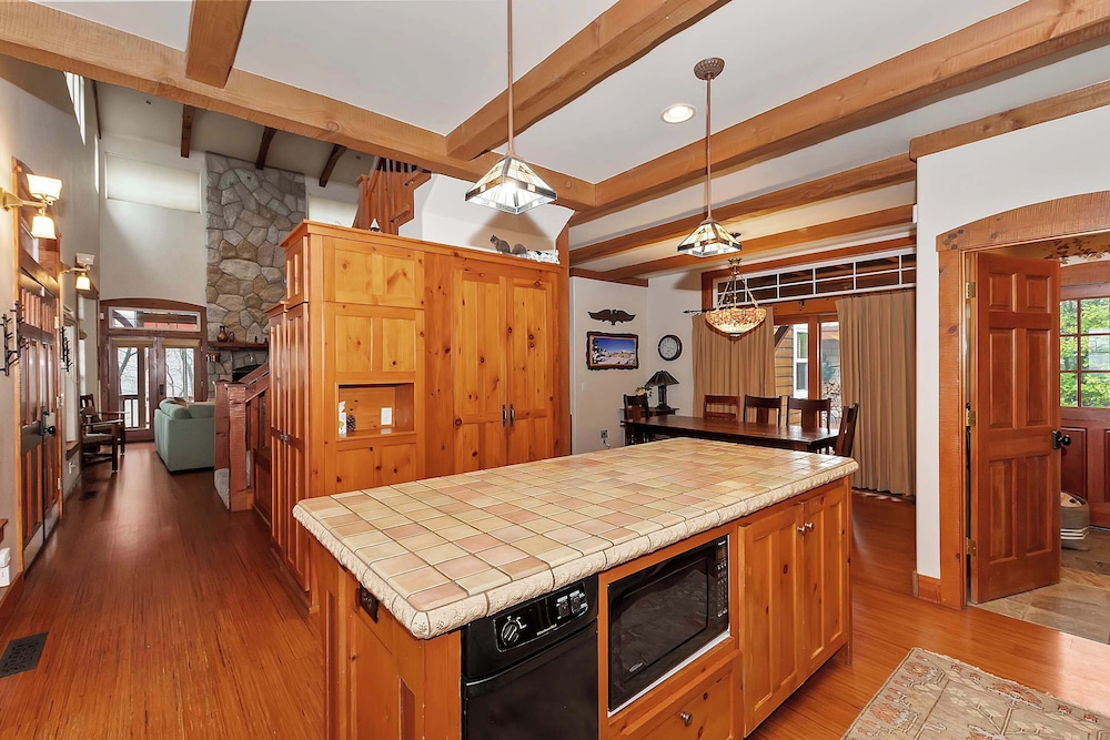 Matterhorn Peak Lodge – Upscale Mountain Escape