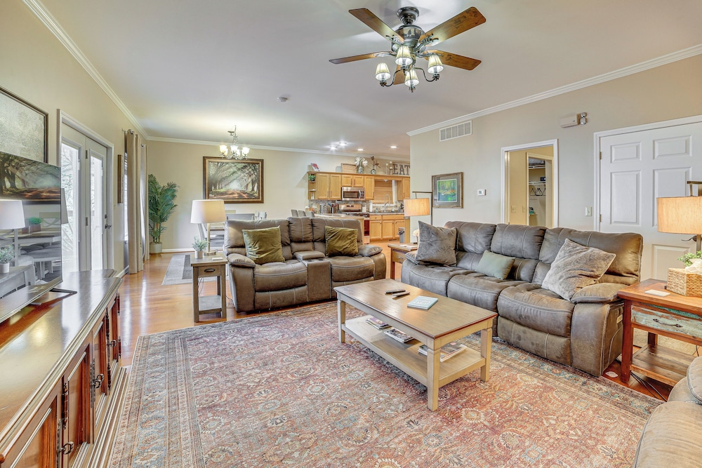 2 Mi to Branson Landing: Quiet Home w/ Lake View