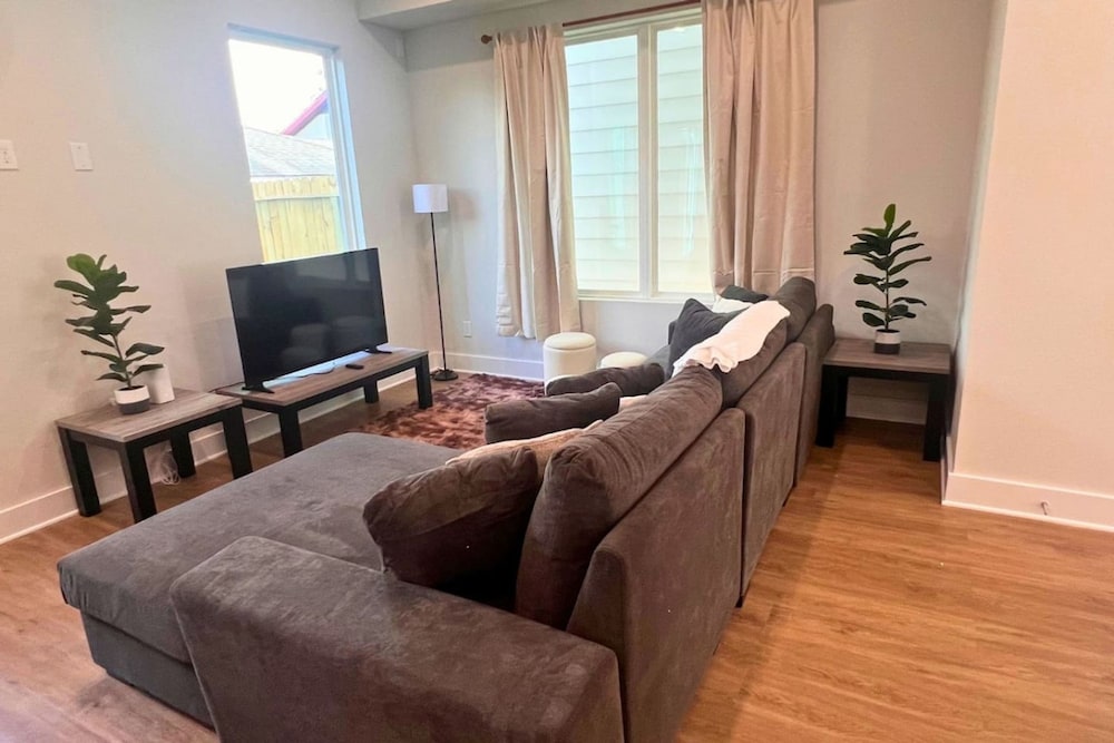Gated 3BR Home 10 Mins Downtown