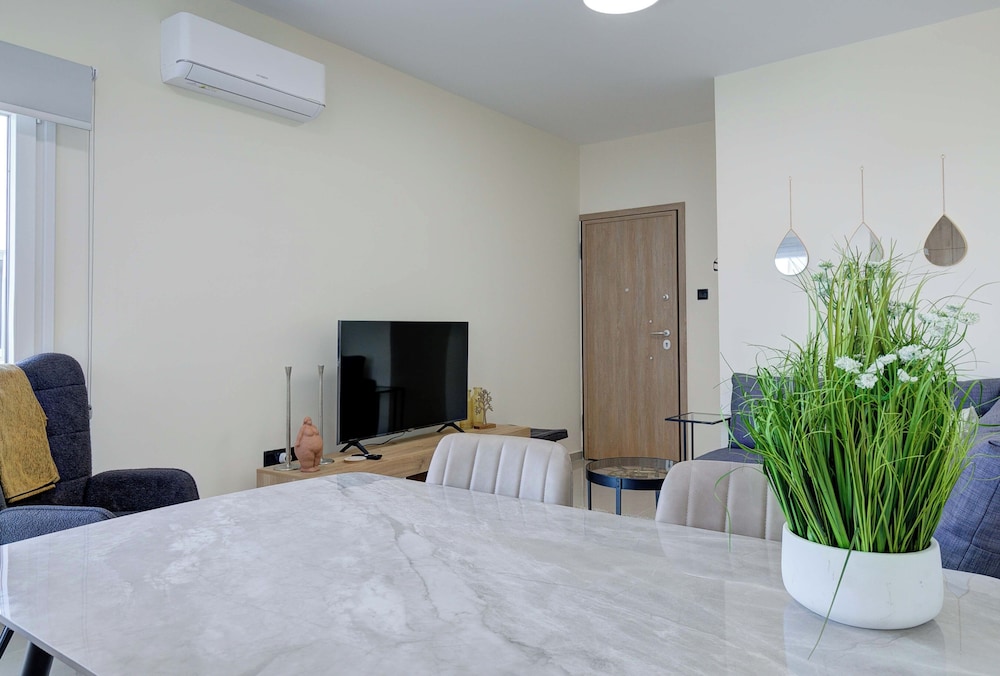 75 Prokymea- Steps From the Sea, Downtown, Balcony