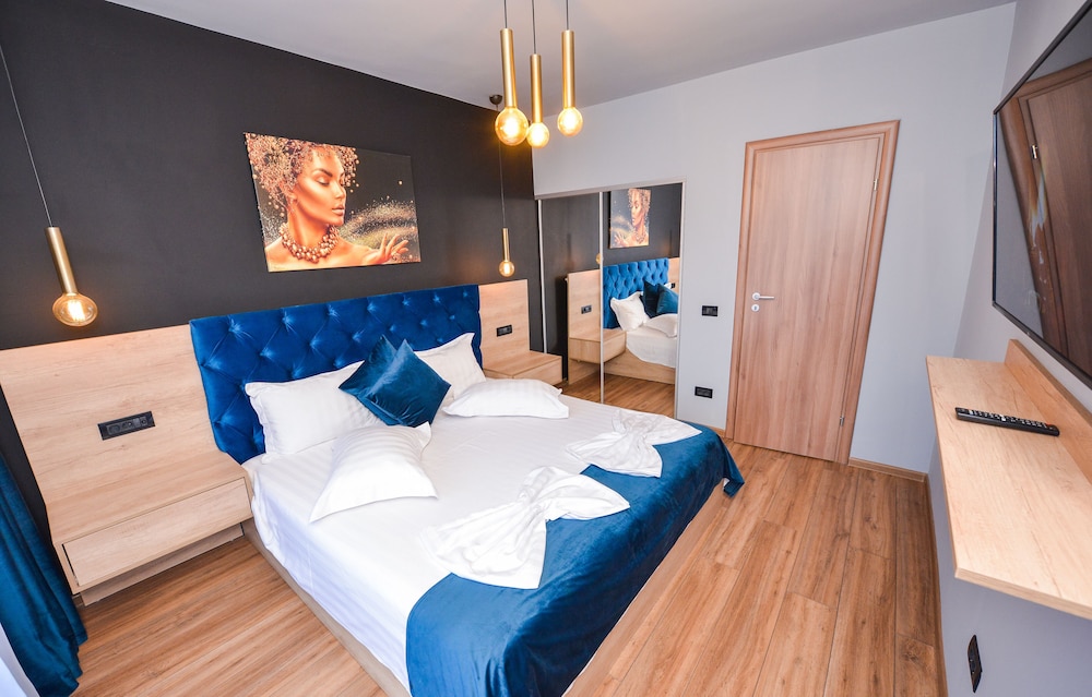Eva Apartment - Romana Square view 3
