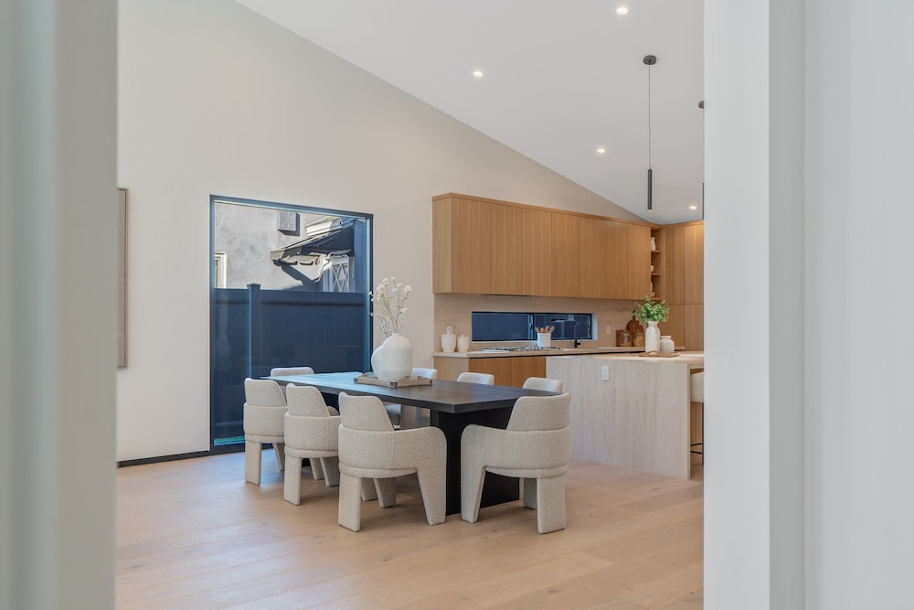 Noble Modern - Urban Sanctuary in Sherman Oaks With Poolside and Patio