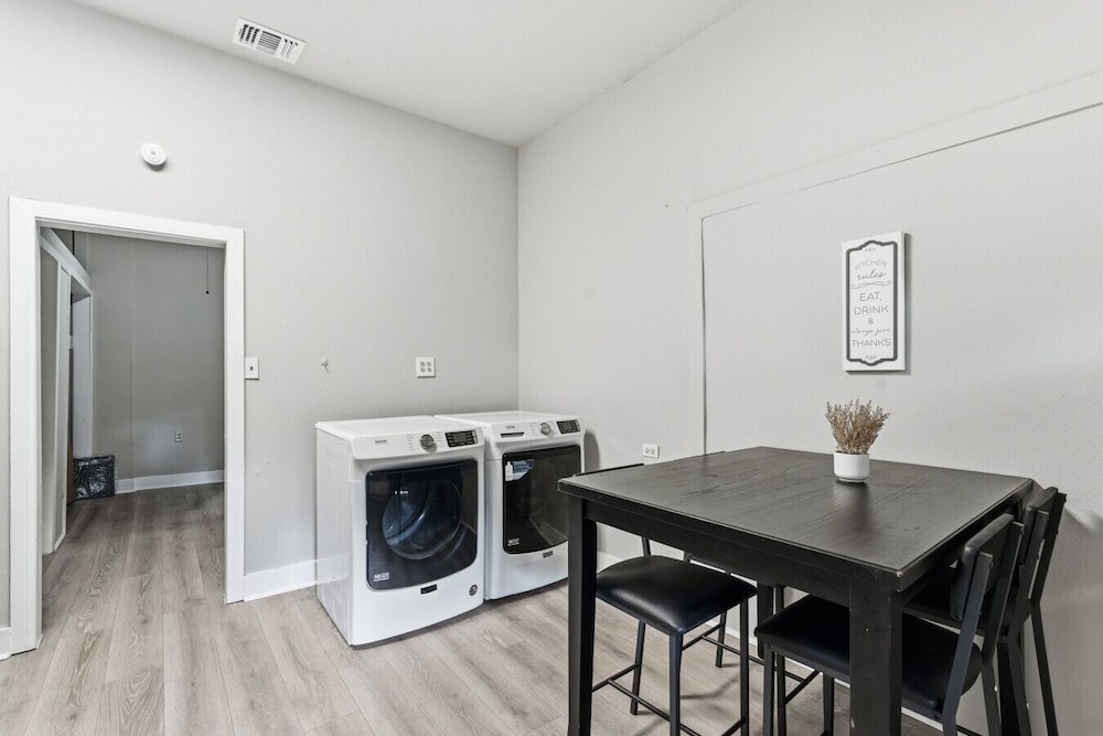 Bright 2BR Duplex Mins to Downtown San Antonio