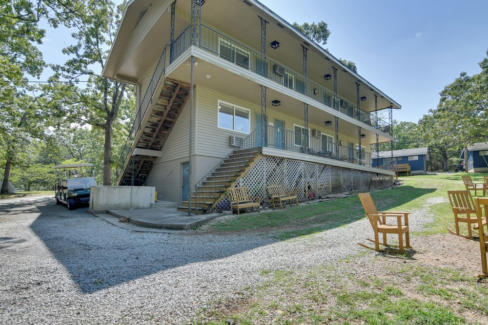 Charming Studio w/ Pool & Table Rock Lake Access!