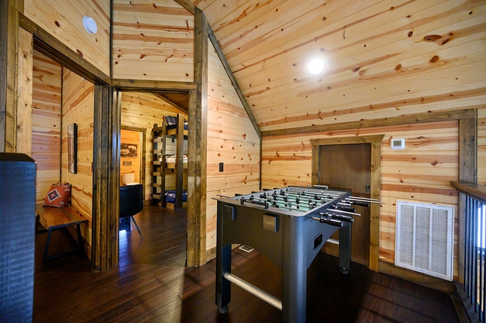 Cabin Vibe - Bunkroom - 3 King - Firepit - Shuffleboard