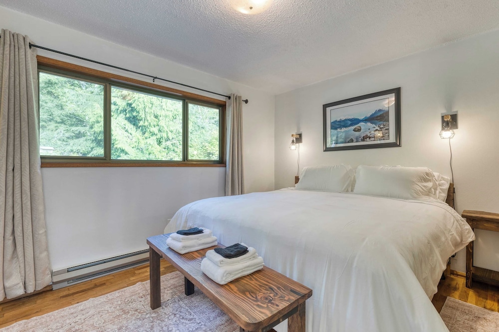 Lodge Trails, Hot Tub, Walk to Cornet Bay