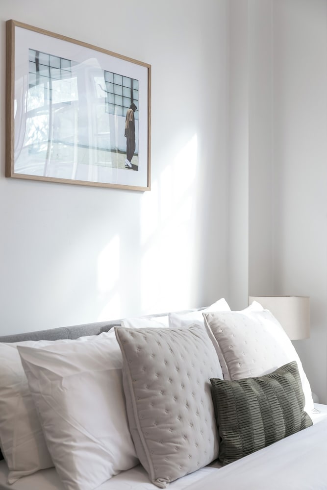 Beautifully Presented Centrally Located Studio apt