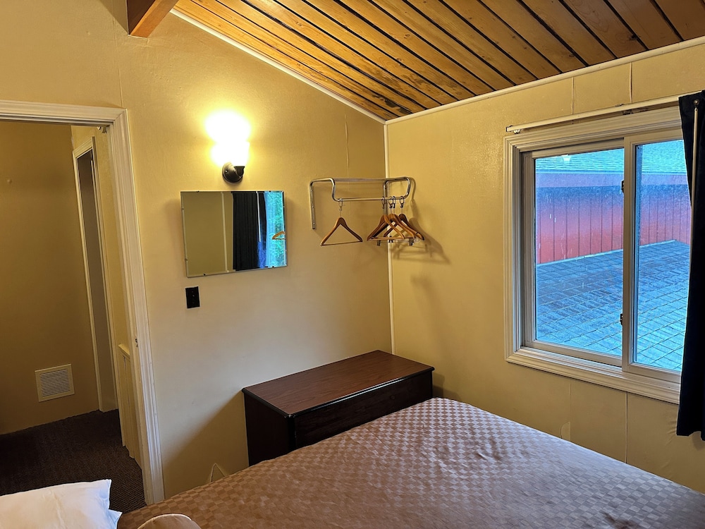 Cedar Hill Lodge