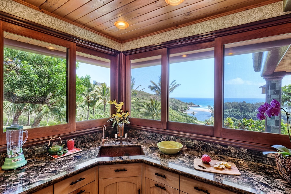 Sea Song in Kilauea With 4 Bedrooms and 6 Bathrooms