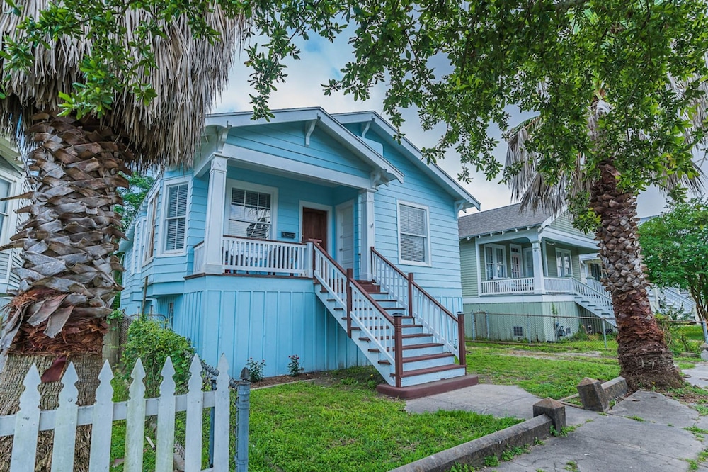 Uptown Cottage 2 Minutes to The Strand and Utmb