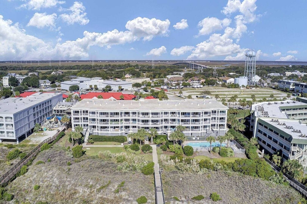 Beachfront 3bdr Condo w/ Pool & Deck Ocean Views Ocean Blvd #102 by Avantstay