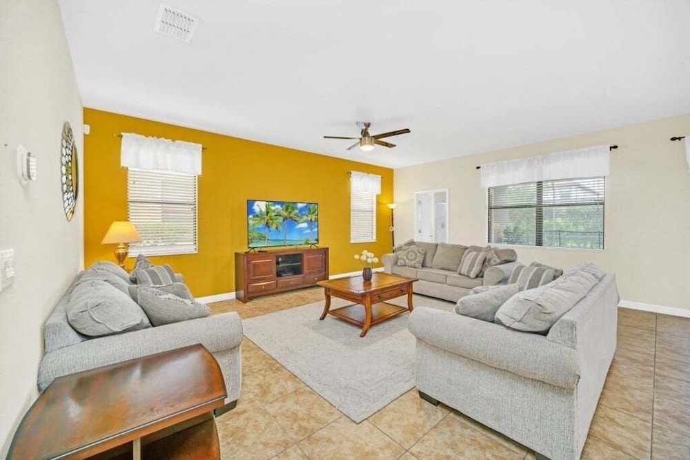 Incredible Pool Spa & Game Room Private Home! 6 Bedroom Villa