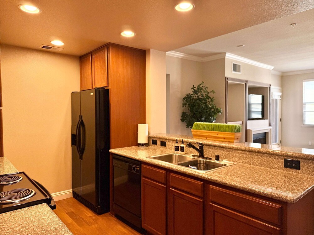 New Stylish 1BR Apt With Heated Pool Gym Yoga Studio