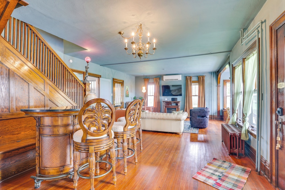 Group Getaway: Luxe Farmhouse in Mt Horeb!