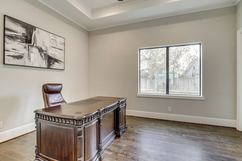9 Mi to Downtown Houston: Spacious Group Getaway