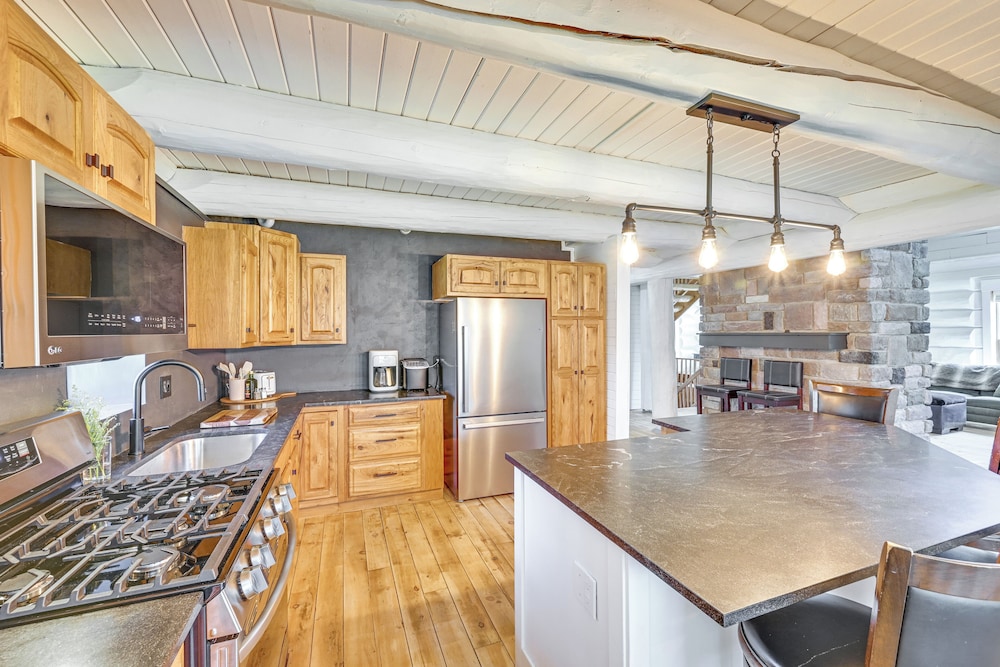 4 Mi to Dtwn: Spacious Family Cabin in Jonesville!