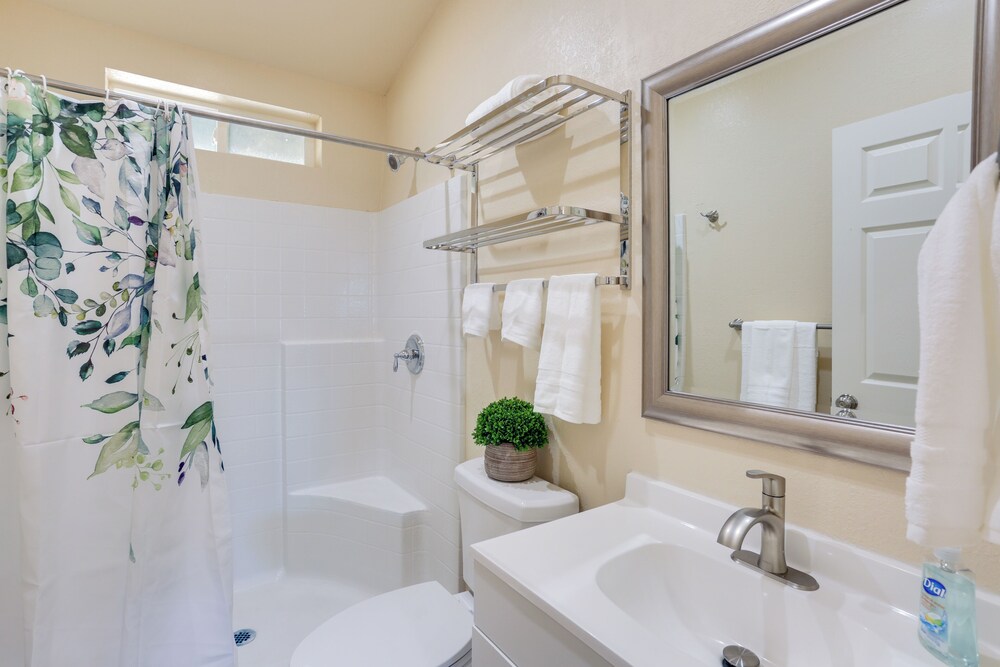 Comfy Oakhurst Duplex Near Hiking & Sightseeing!