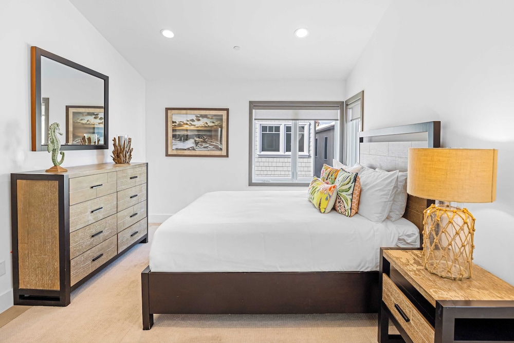200 East Balboa Oceanview Rooftop Steps to Sand, Pier, Boardwalk & Dining