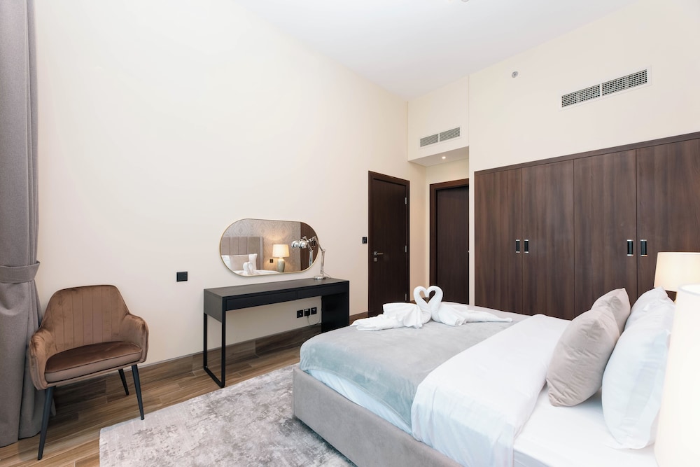 SIMPLY COMFORT Urban Chic Suites in J One Tower City & Canal Views
