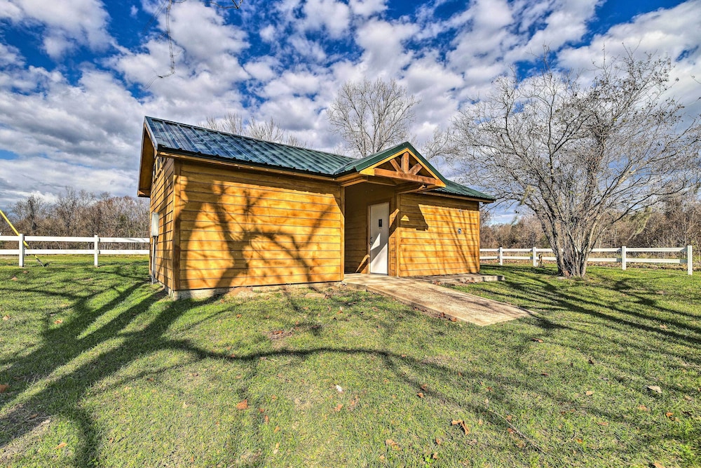 Trinity River Cottage w/ Deck + Water Views