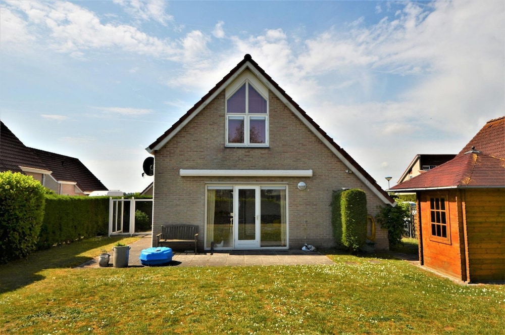 Lively Bungalow on the Water