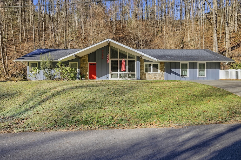 Smokin' Blue Villa 3 Bedroom Home