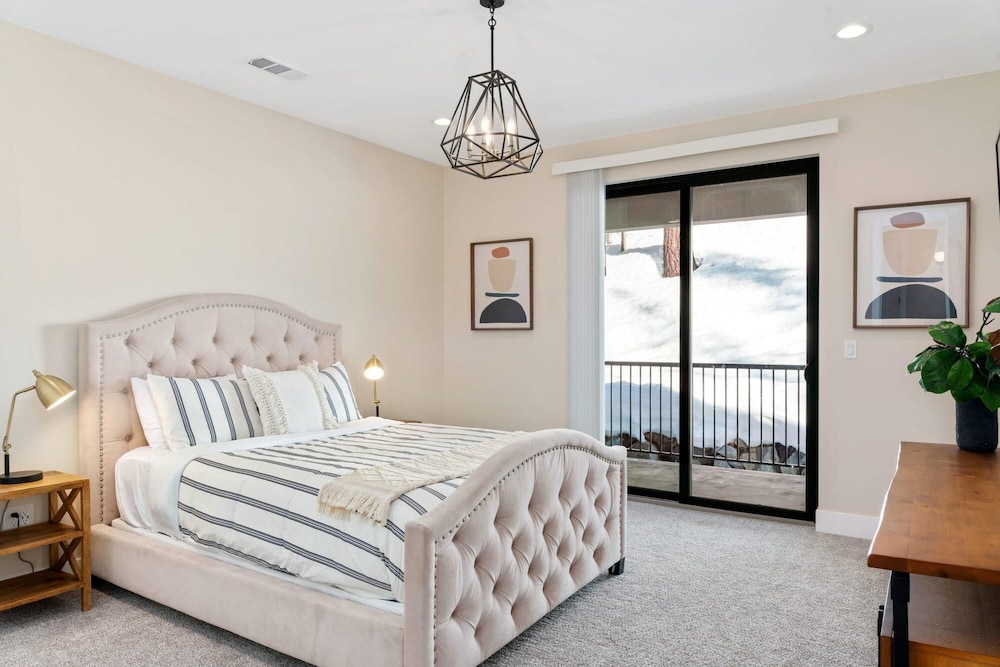 Luxury Retreat Home w Hot Tub - Property Image 41