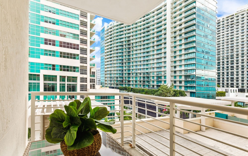 Modern 2-BD Condo in the Heart of Miami