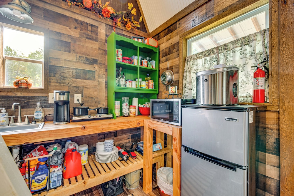 Creek Access, Fire Pit & Grill: Summerville Studio
