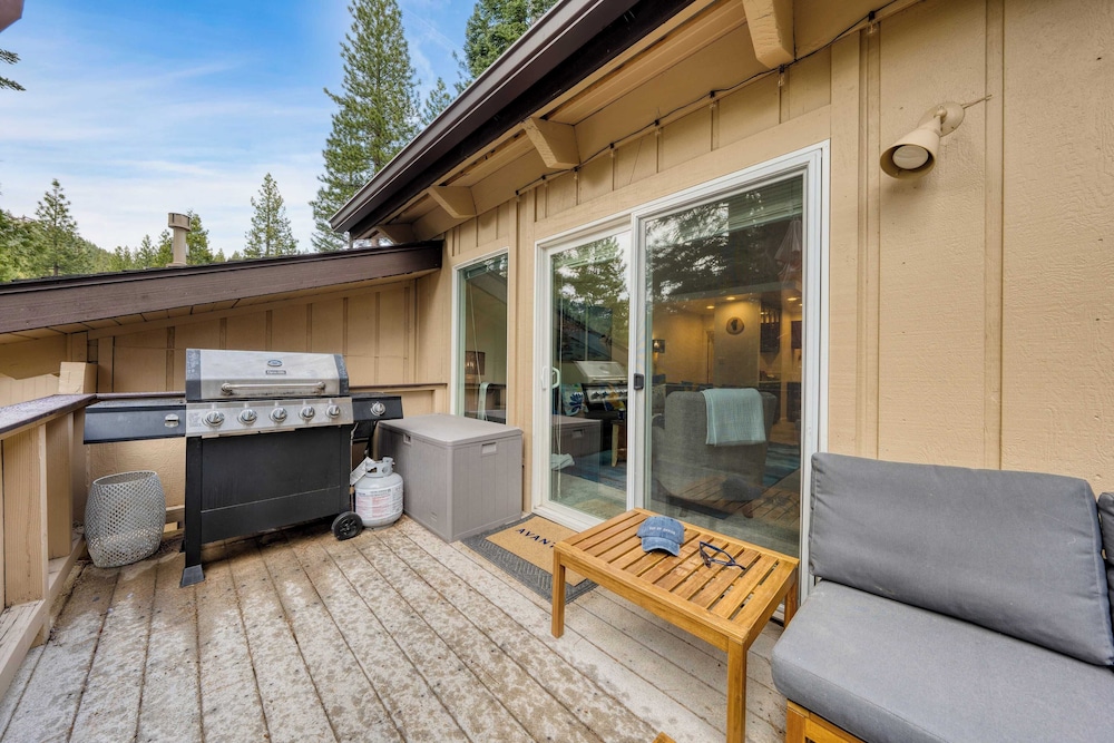Ski Way by Avantstay Cozy Tahoe Home w/ Fireplace & Balcony