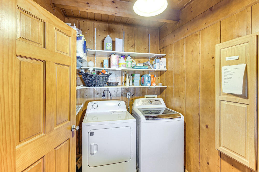 Pine Ridge Cabin on 62 Acres: Hot Tub & Views!