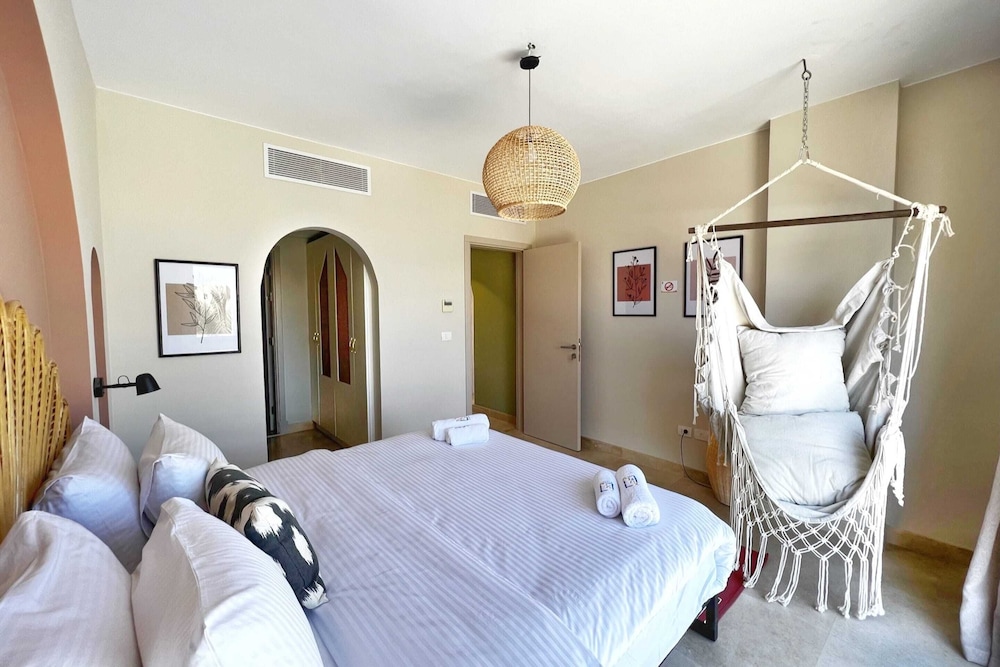 Xuru Stays I Exotic 1bdr w/ Outdoor Terrace Pool & Beach Access