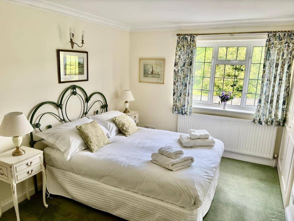 Thatched Cottage - Sleeps 6 With Countryside Views