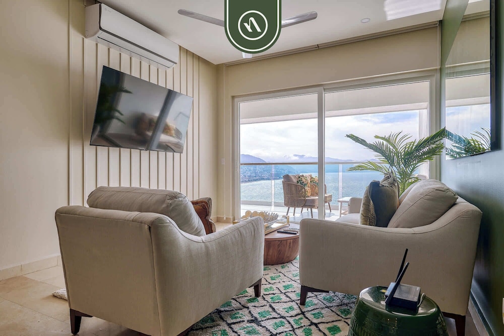 Beachfront Tropical 2 BR Condo - Pools - Gym