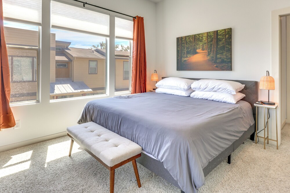3 Mi to Dtwn: Centrally Located Austin Townhome
