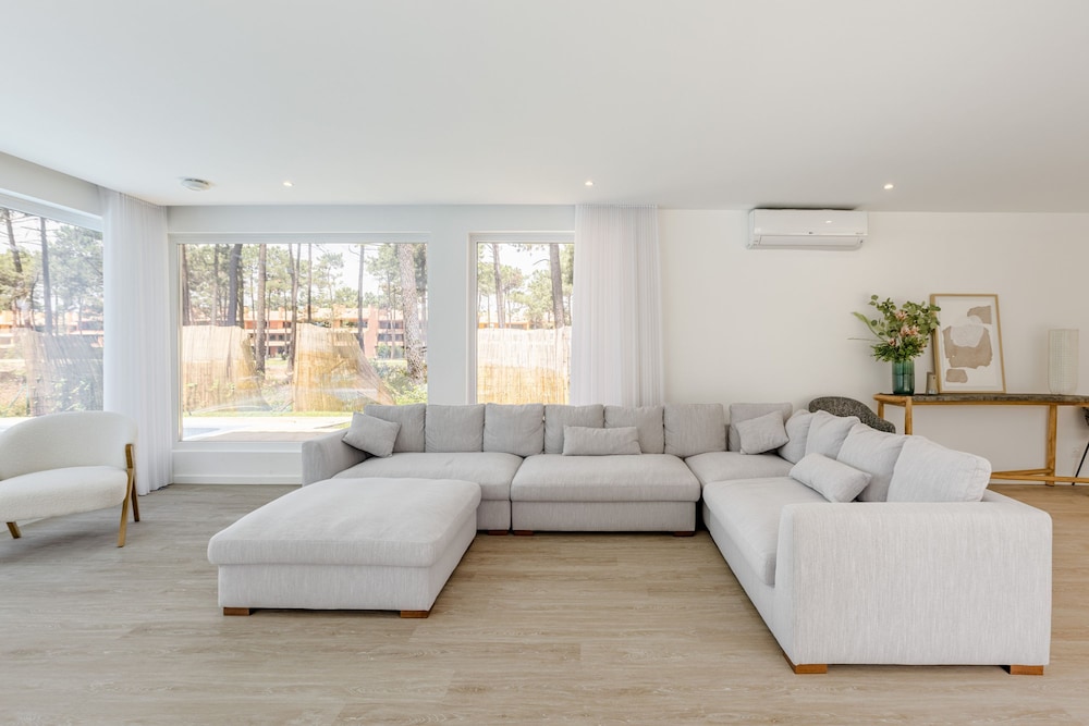 Aroeira Modern Grand Villa With Pool by Homing