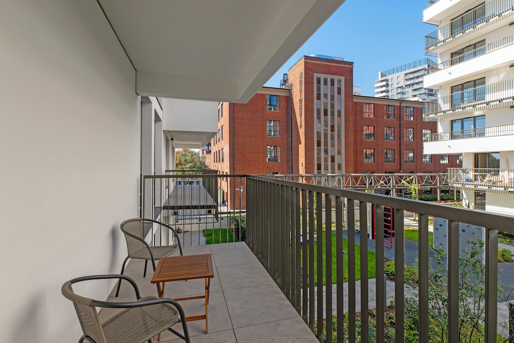 Doki Living - Foodhall & Parking by Downtown Apartments