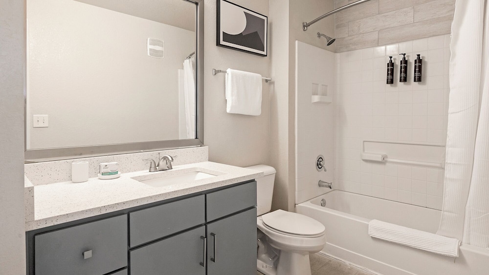 Landing Beautiful 1bd, Courtyard, Clubhouse