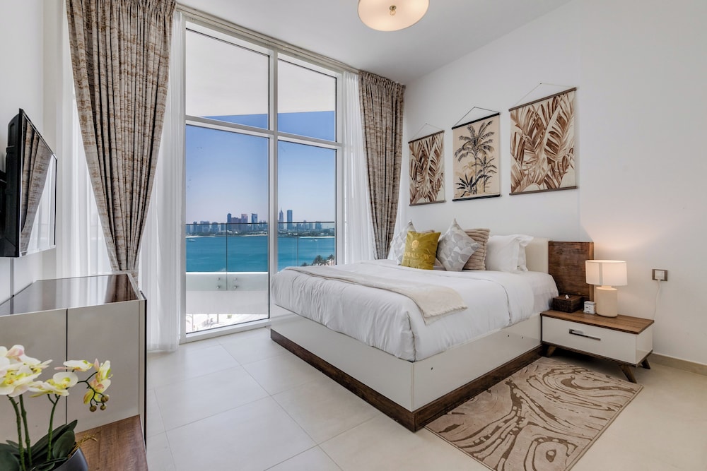 Globalstay Luxury Azizi Mina Beachfront