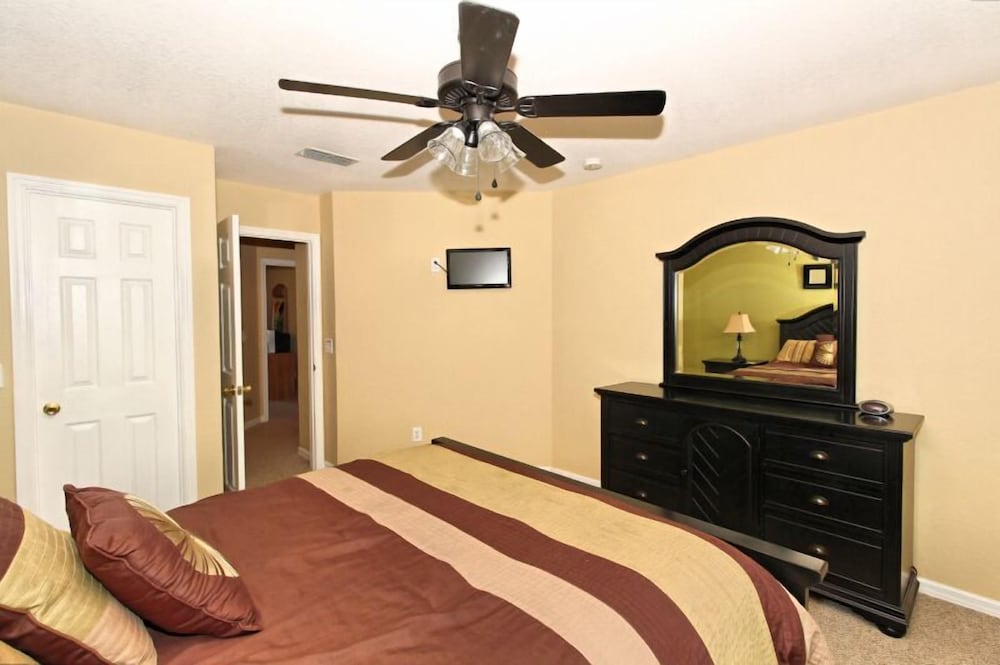 Private Pool & Spa On Golf Resort! 5 Bedroom Villa by RedAwning view 3