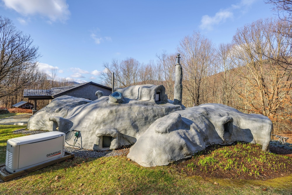 < 6 Mi to Arlington: 'whimsical Stone Abode!'