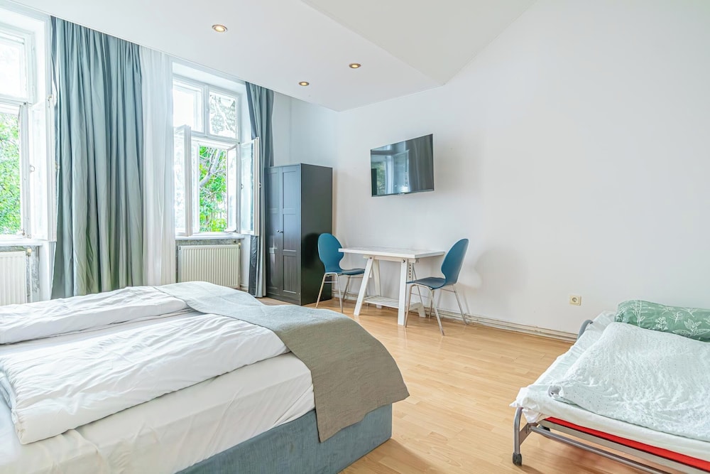 Cozy 2BR Apt Near Belvedere Palace