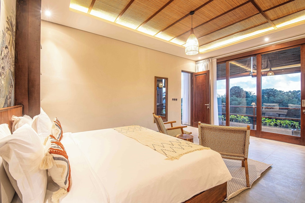 Luxury 5-bedroom Canggu Beach Villa With Scenic Ri